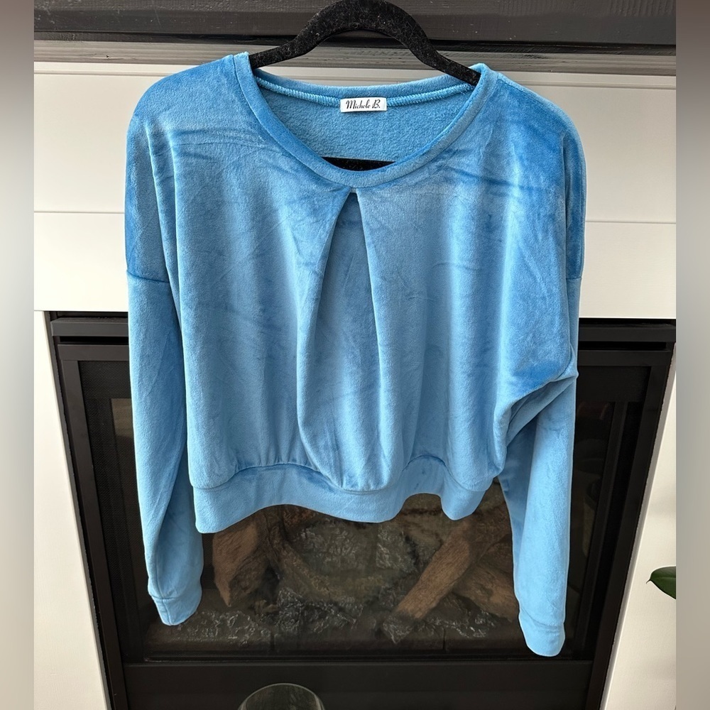NWOT MICHELE B SOFT BLUE CROP TOP SIZE LARGE